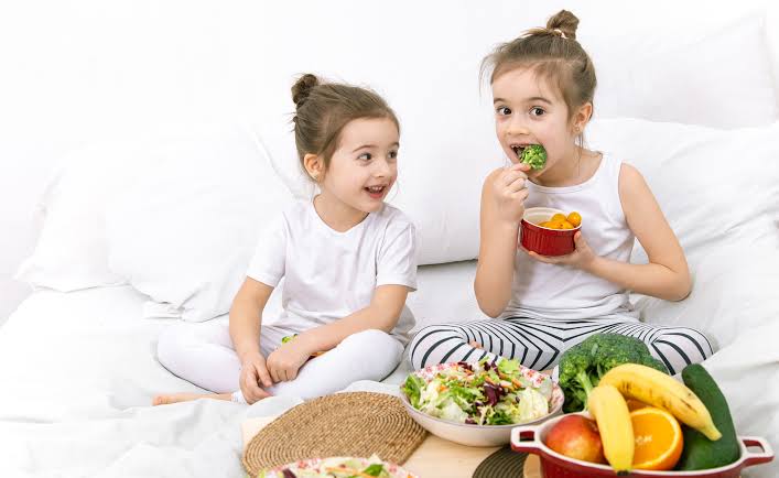 تحديد كميات طعام طفلك: دليل للأمهات والآباء